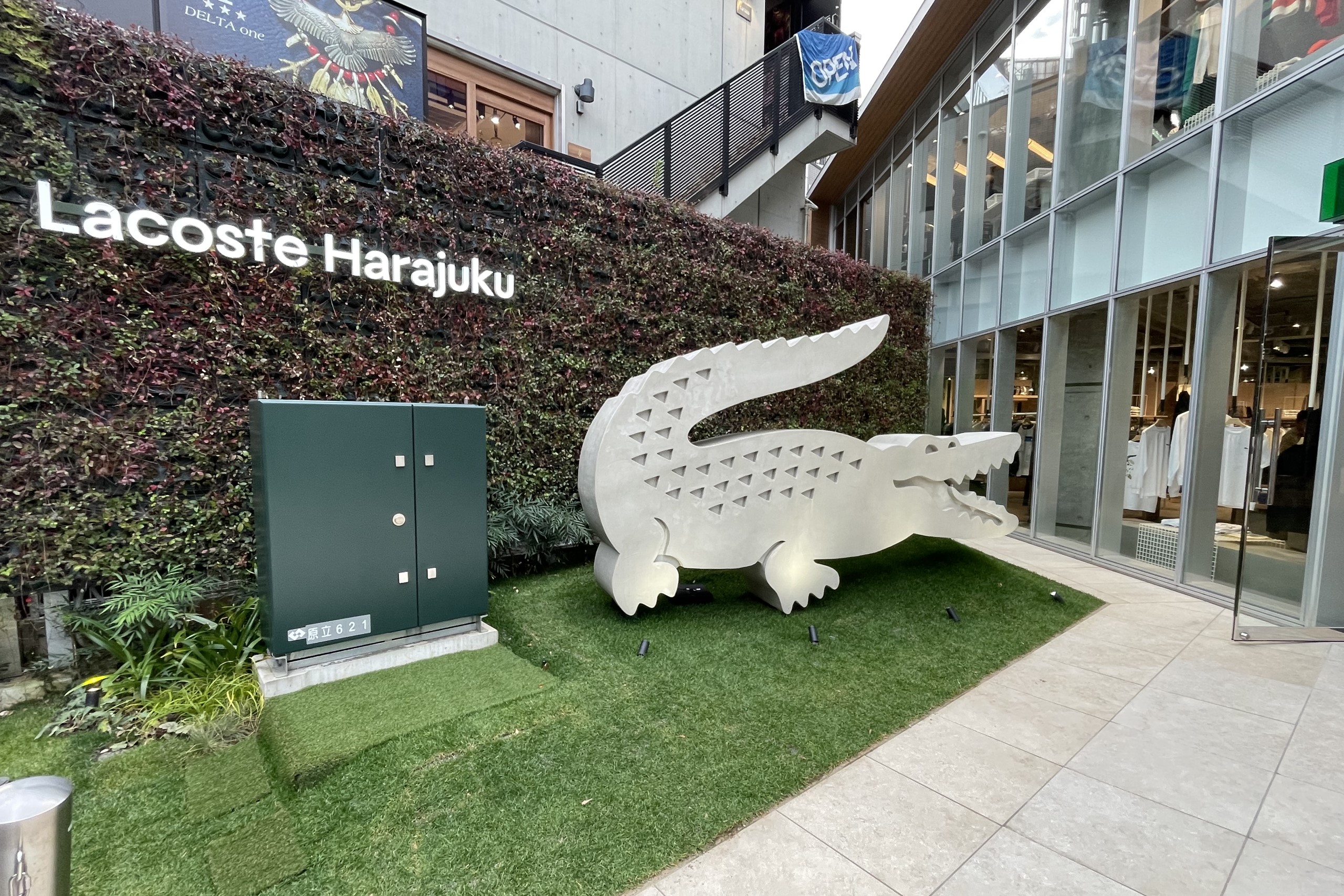 LACOSTE Harajuku - 日の出工芸株式会社 | 不燃の空間装飾材の製造