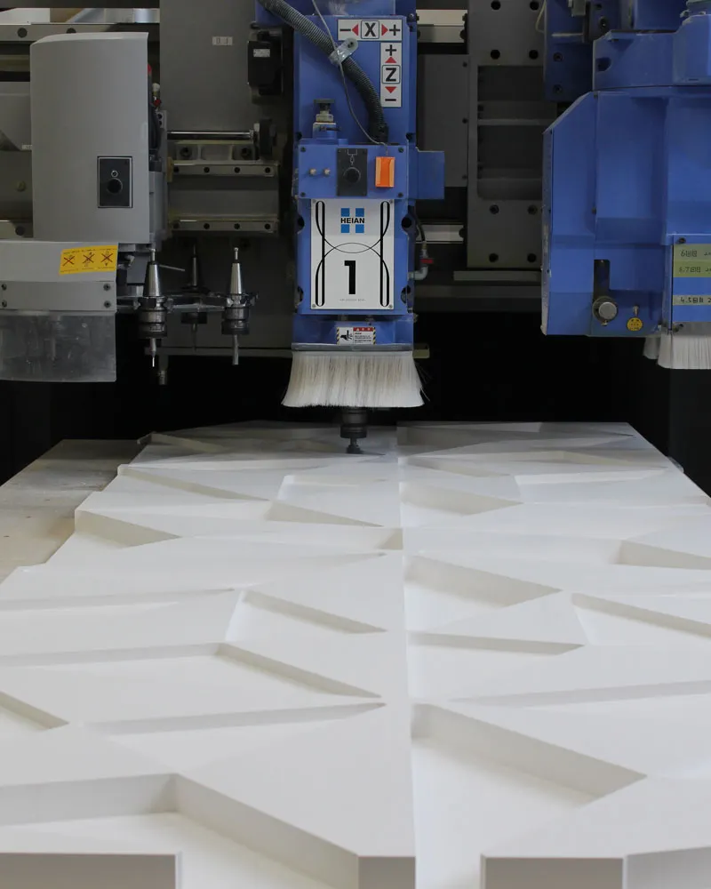 パネル加工の過程。平安社製マシンによる建築用パネルの幾何学的な3D切削パターン形成作業