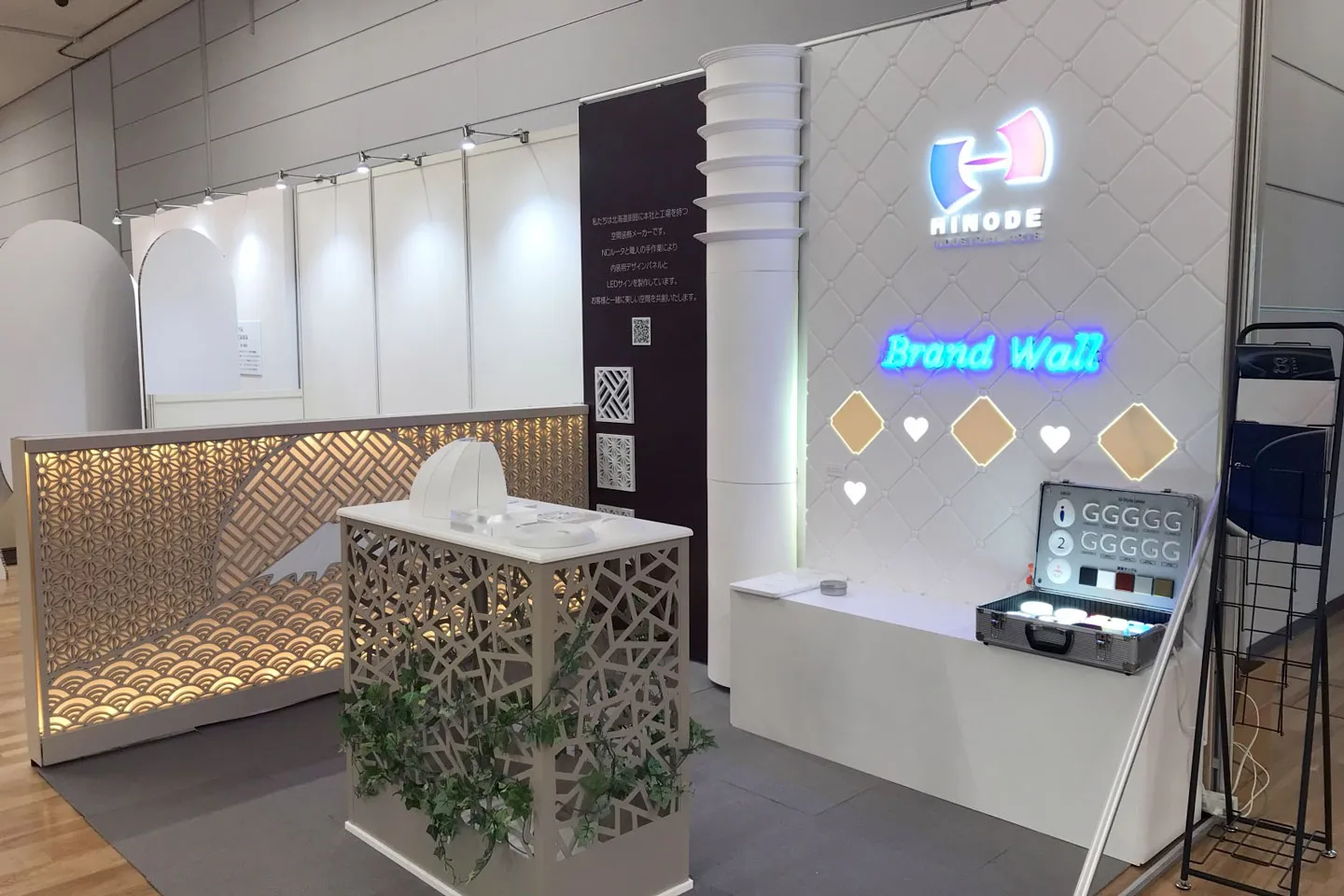 BAMBOO EXPO19のHINODEブース。「Dimple Shade」のウルトラスエード®仕上げや和柄デザインパネルを展示