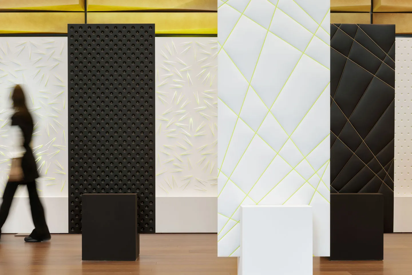 HINODEの新作デザインパネル展示。「めくる」「うめる」シリーズのテクスチャーと光の効果を表現した壁面装飾