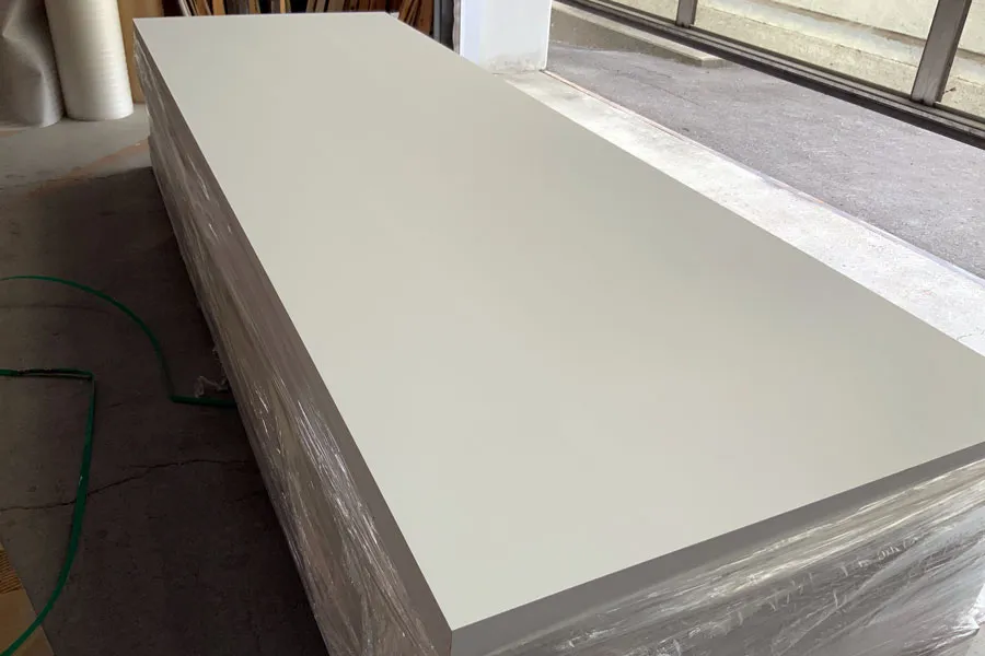 建築用パネルの平板面。均一な白色仕上げと滑らかな表面処理により、高品質な素材感が表現された製品