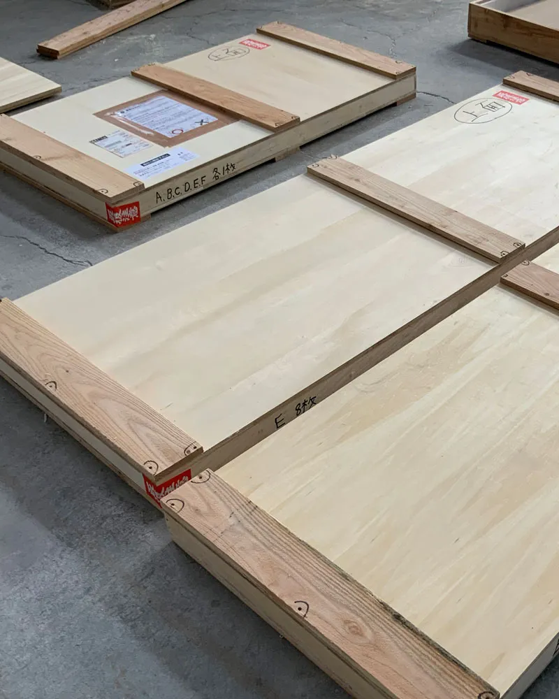 パネルの出荷梱包状態。木枠で補強された合板製ボックスに製品を規格別に整理して収納。