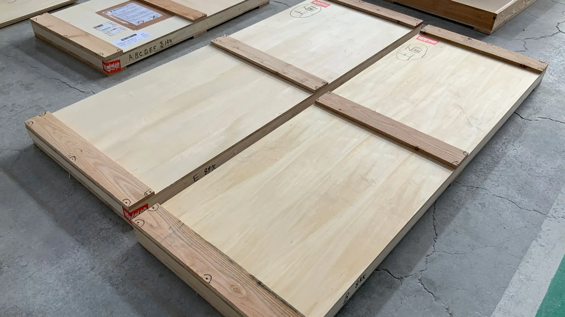 パネルの出荷梱包状態。木枠で補強された合板製ボックスに製品を規格別に整理して収納。