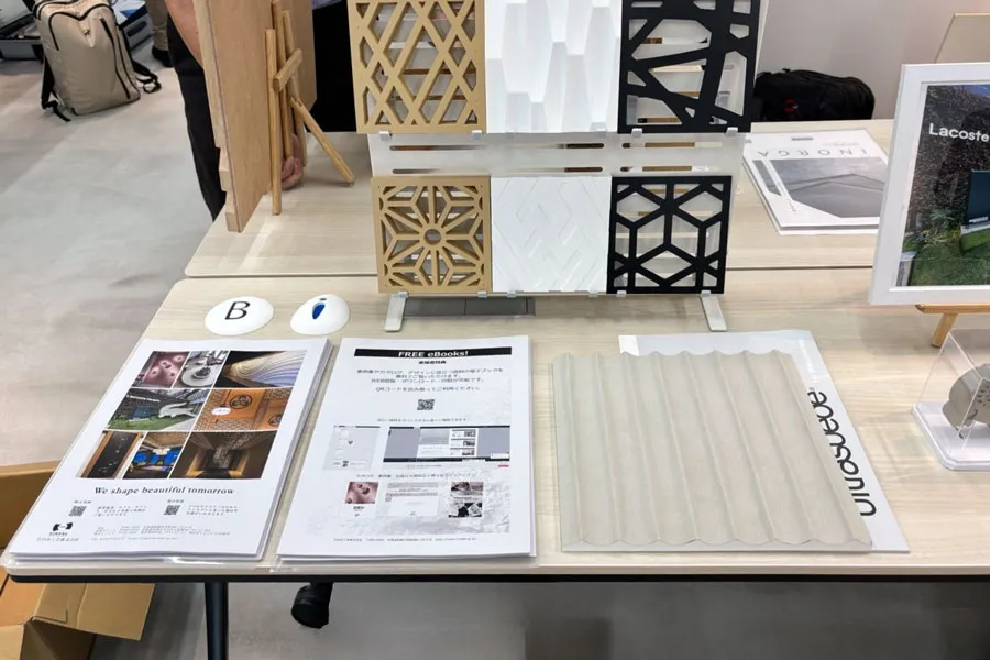 新作建材の展示ブース。カタログや施工事例集と共に、様々な装飾パターンのサンプルを実物で展示