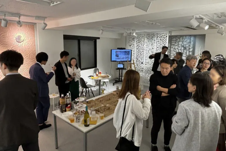 展示会後のレセプションパーティー。建築家や設計者、デザイナーが装飾パネルの展示空間で交流を深める社交の場