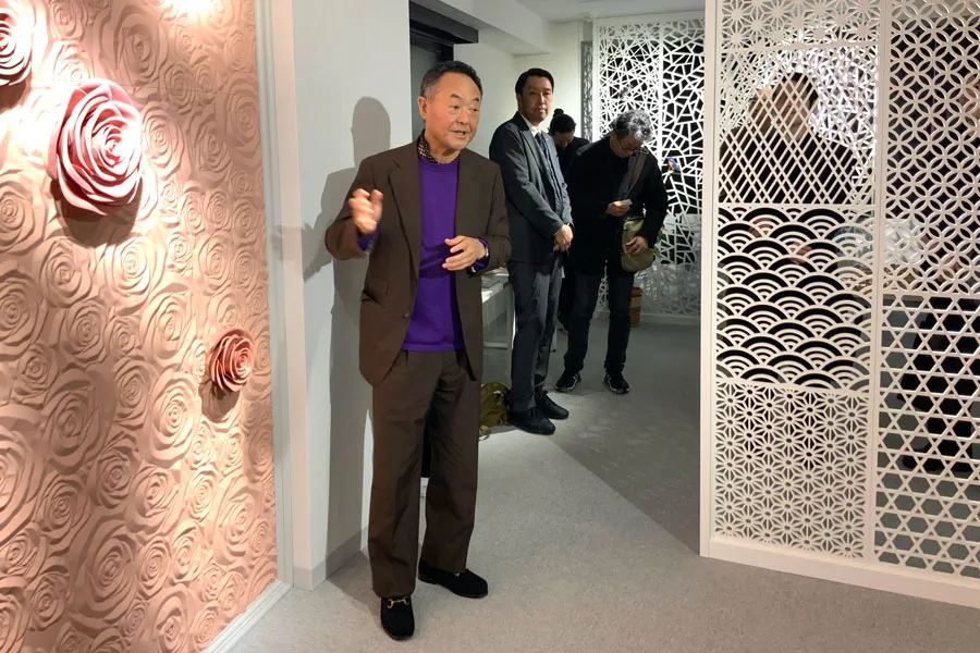 5D WallのROSESを背景に、代表の三輪を含めHINODEスタッフが製品の技術的特徴や開発背景について説明する様子