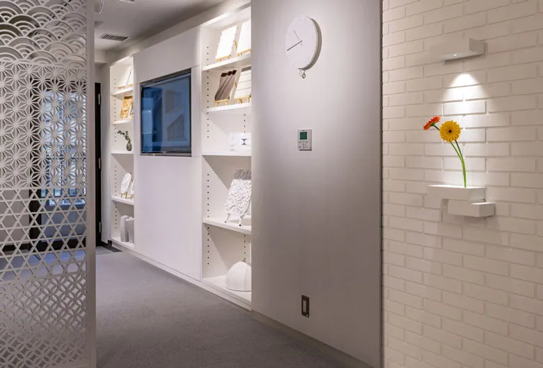 日の出工芸の東京ショールーム。5D Wallと白を基調とした展示空間に製品サンプルを効果的に配置