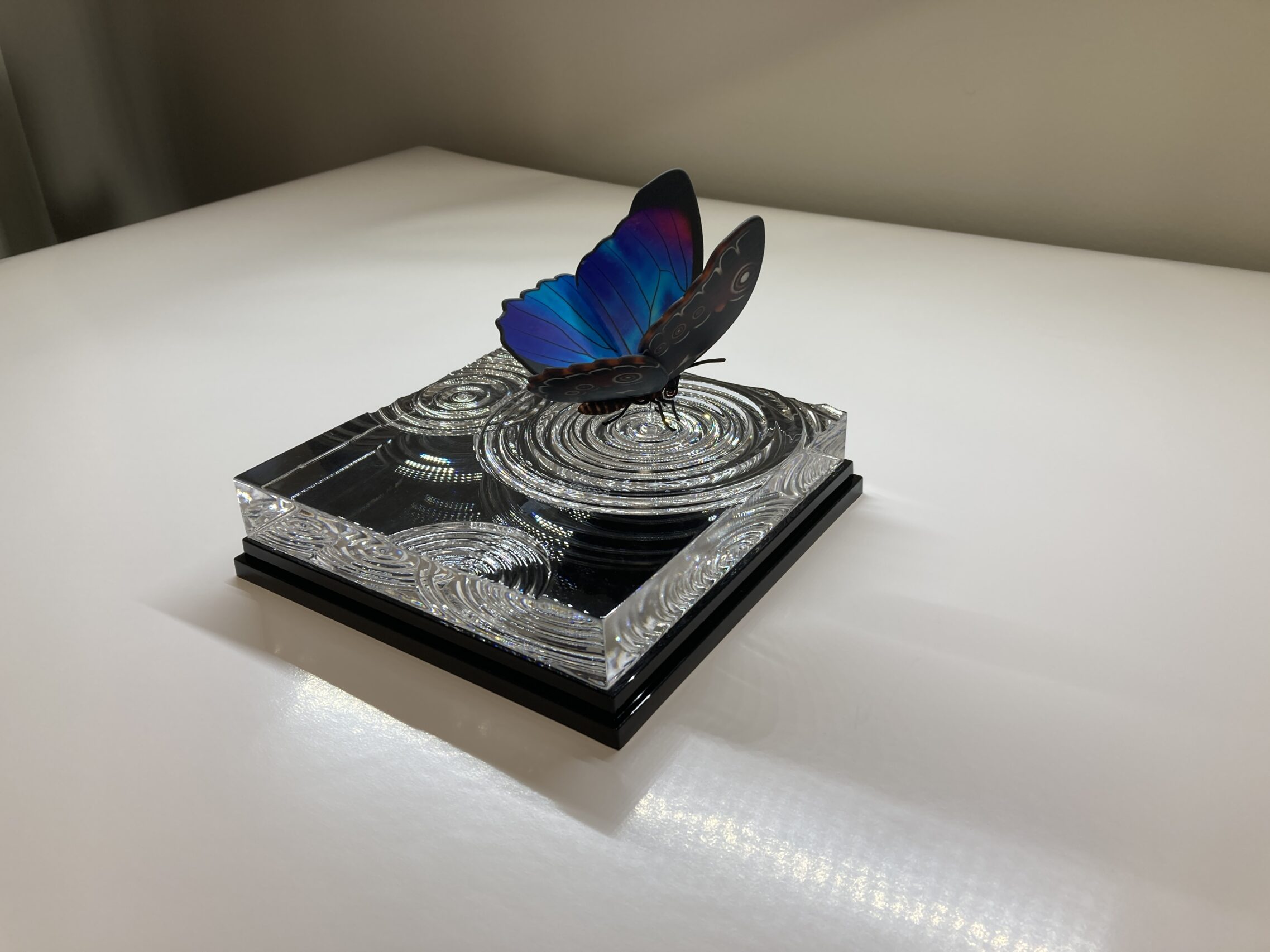 3Dオブジェ水面に降り立つ蝶