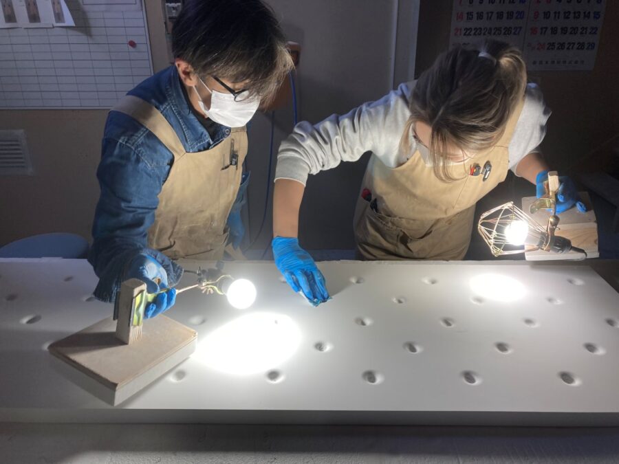 研磨をする職人達